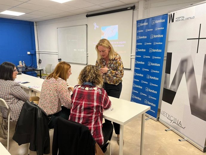 Hospital Mesa del Castillo enseña autoexploración mamaria en la empresa Sermaco