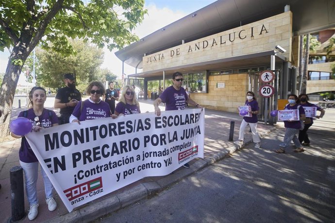 Archivo - Imagen de archivo de la concentración para reivindicar la jornada completa para las monitoras escolares en la Consejería de Educación.