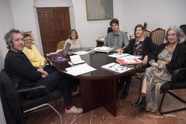 La delegada de Cultura de la Diputación de Córdoba, Salud Navajas (centro), con el jurado del XXII Premio de Poesía Vicente Núñez.