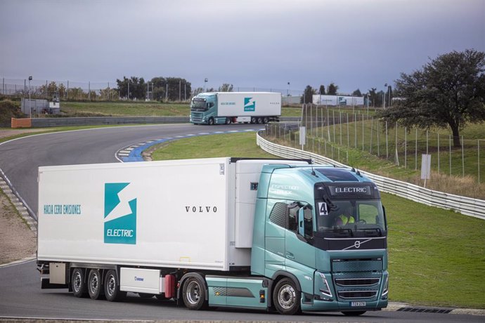 Uno de los camiones eléctricos de Volvo Trucks durante la presentación en el circuito de Jarama (Madrid).