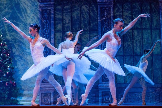 Una imagen de la representación de 'El lago de los cisnes' por parte del Ballet de Kiev.