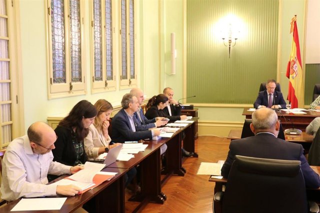 El conseller de Movilidad y Vivienda, Josep Marí, en la Comisión de Hacienda y Presupuestos del Parlament.