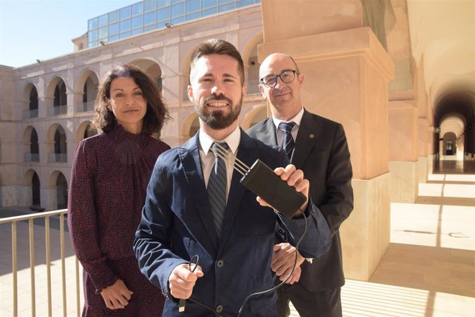 El alumno de la UPCT Juan Domingo González, autor de la tesis, con el último sensor desarrollado, junto a los profesores Ana Toledo y Roque Torres