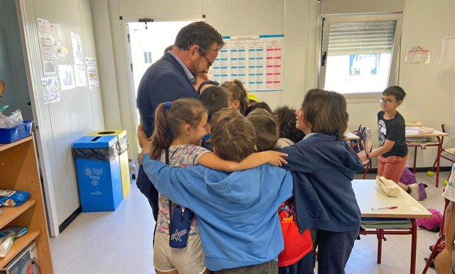 El alcalde de Paracuellos de Jarama, Jorge Alberto Campos (CS), en una visita a un centro educativo del municipio