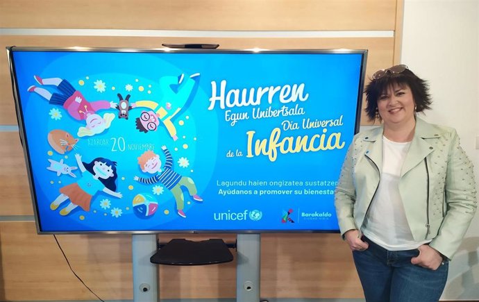 La concejala de Cohesión Social, Nuria Rodríguez, presenta la campaña para informar a niños y adolescentes sobre sus derechos.