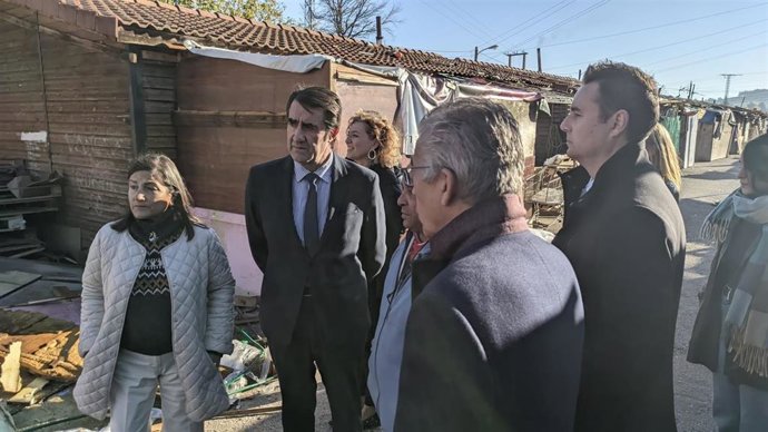 El consejero de Medio Ambiente, Vivienda y Ordenación del Territorio, Juan Carlos Suárez-Quiñones, en una visita al poblado chabolista de 'El Encuentro' de Burgos.