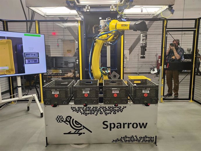 El nuevo robot de Amazon, Sparro, un brazo mecánico que manipula y clasifica los productos