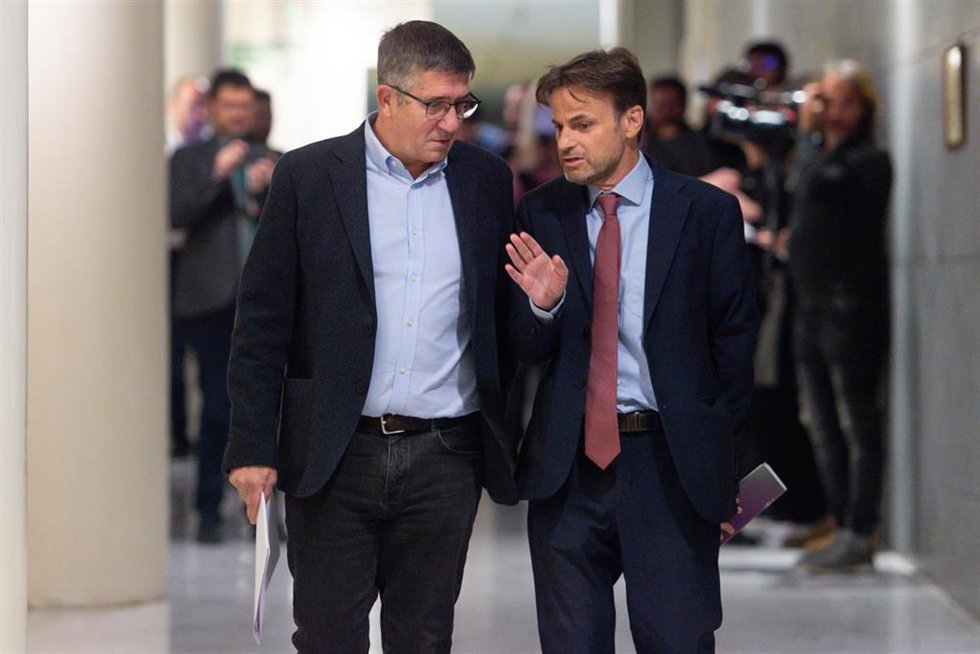 El portavoz del PSOE en el Congreso, Patxi López (i), y el presidente del grupo parlamentario de Unidas Podemos en el Congreso, Jaume Asens (d), en el Congreso de los Diputados, a 11 de noviembre de 2022, en Madrid (España). E