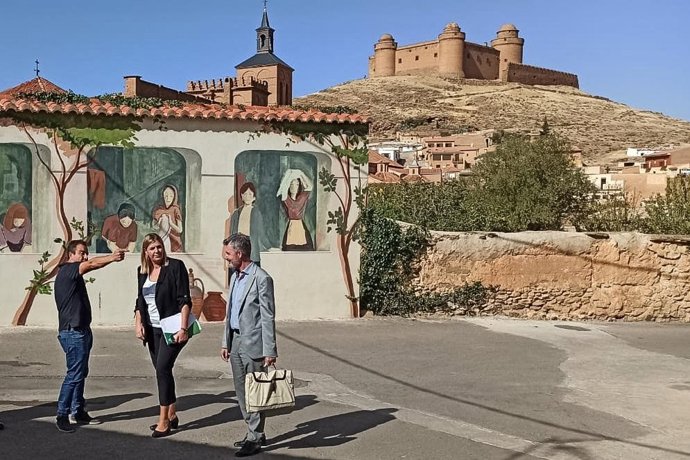 La delegada de Justicia, Administración Local y Función Pública de la Junta en Granada, Inmaculada Hernández, visita La Calahorra (Granada).