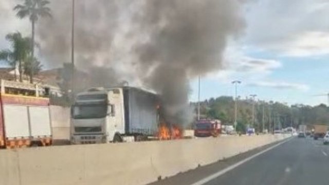 Camión incendiado en la carretera