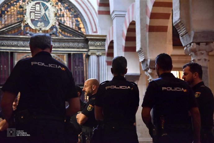 Algunos de los policías nacionales que han visitado la Mezquita-Catedral de Córdoba.