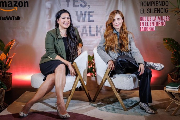 Nicole Uribe, trabajadora del centro logístico de Dos Hermanas de Amazon, y Leticia Dolera, actriz y directora de cine.