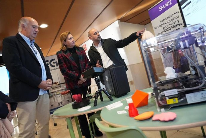 La consejera en la inauguración de las jornadas sobre el 'Aula del Futuro'.