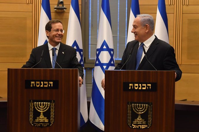 Archivo - El presidente de Israel, Isaac Herzog (i), junto al ex primer ministro Benjamin Netanyahu (d) durante un acto en Jerusalén en junio de 2021