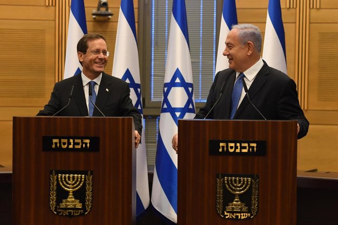 Archivo - El presidente de Israel, Isaac Herzog (i), junto al ex primer ministro Benjamin Netanyahu (d) durante un acto en Jerusalén en junio de 2021