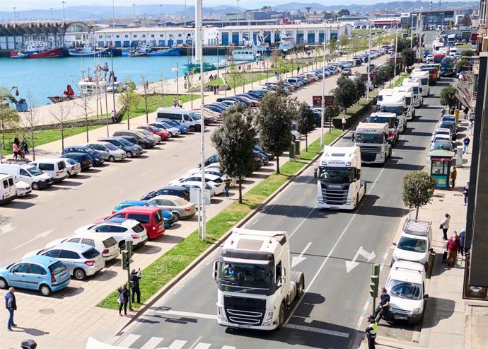 Archivo - Varios camiones participan en una marcha en Santander durante el paro nacional de transportistas de marzo de 2022.