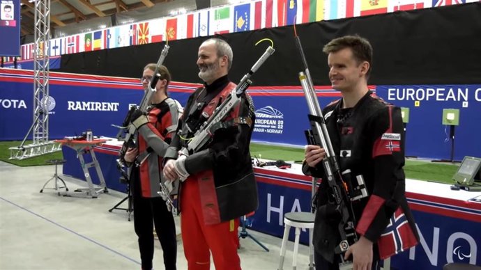 Archivo - El tirador español Ager Solabarrieta, en el centro, tras ganar el oro en la carabina mixta 10 m tendido para personas con discapacidad visual en el Europeo de Noruega