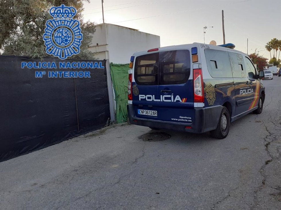 Furgón de la Policía Nacional en uno de los registros de la operación contra el narcotráfico.
