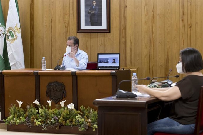 Archivo - En primer término, la delegada de Acción Social de Mairena del Aljarafe, Soledad Rodríguez. En segundo, el alcalde, Antonio Conde, en una imagen de archivo.