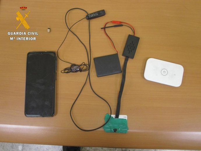 Aparatos encontrados a un individuo que ha sido denunciado por utilizar medios audiovisuales en un examen para el permiso de Conducción.