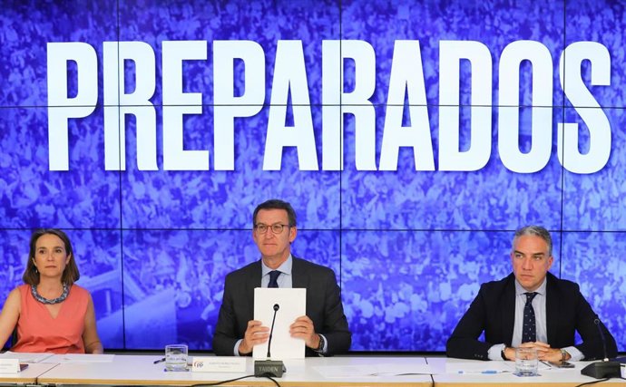 Archivo - La portavoz del PP, Cuca Gamarra; el presidente del PP, Alberto Núñez Feijóo  y el coordinador General del PP, Elías Bendodo, durante la reunión del Comité Ejecutivo del Partido Popular, en la sede de Génova, a 26 de julio de 2022, en Madrid (