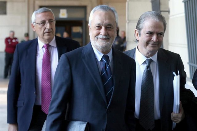 Archivo - Griñán llega a la Audiencia para declarar en el juicio por los ERE