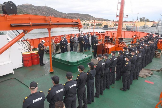 El Almirante de Acción Marítima (ALMART), vicealmirante Alfonso Delgado Moreno, dedica unas palabras de despedida a la dotación del BIO 'Hespérides' antes de zarpar desde Cartagena (Murcia) para iniciar la XXVII Campaña Antártica
