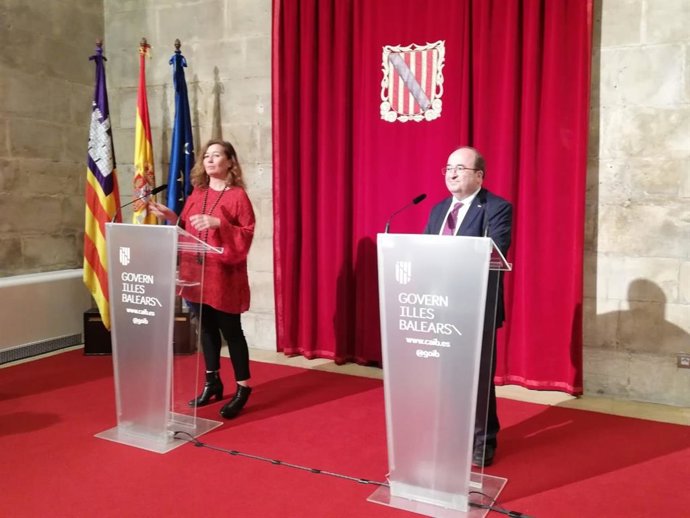 La presidenta del Govern balear, Francina Armengol, y el ministro de Cultura, Miquel Iceta, en el Consolat de Mar.