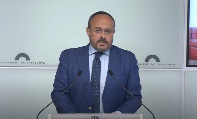 El líder del PP catalán, Alejandro Fernández, en rueda de prensa en el Parlament