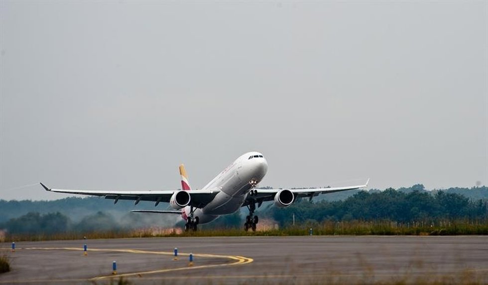 Archivo - Avión despegando.