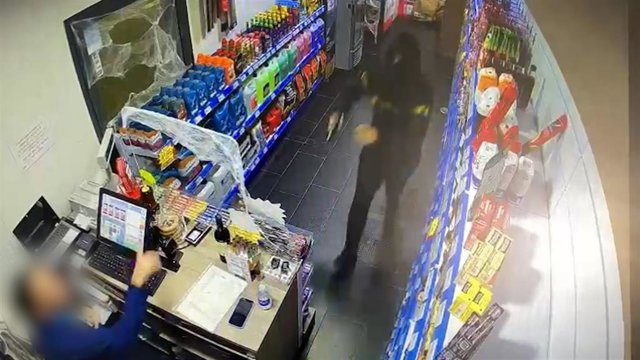 Imagen de la cámara de la seguridad de la gasolinera donde actuó el detenido