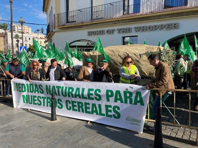 Agricultores concentrados a las puertas de Presidencia de la Junta en Mérida para protestar contra la orden de quema de restos vegetales.
