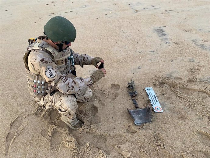 Un profesional de la Armada desactivando el proyectil encontrado en la playa de Camposoto.