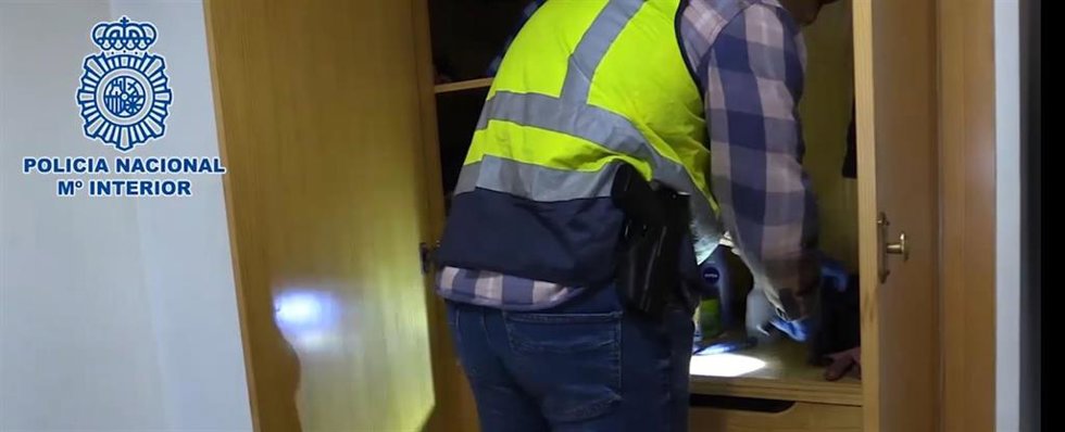 Agentes de la Policía Nacional han detenido en Valncia a dos personas, una mujer y un hombre de 45 y 47 años, como integrantes de una  organización criminal dedicada a la prostitución de mujeres.
