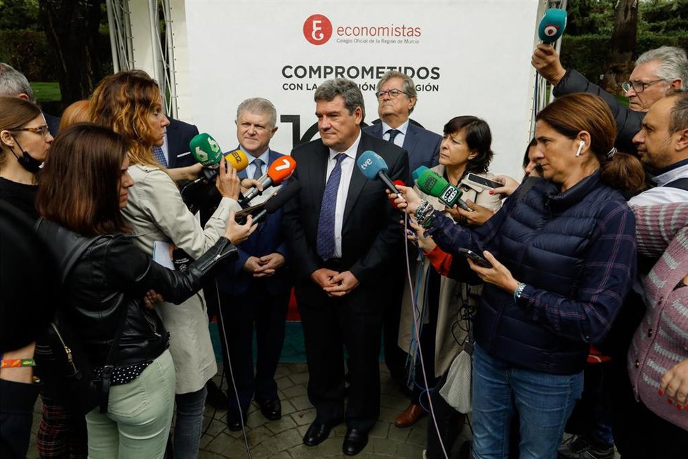 El ministro de Inclusión, Seguridad Social y Migraciones, José Luis Escrivá, ofrece declaraciones a los medios a su llegada a una conferencia en el Colegio de Economistas