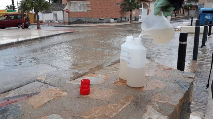 Agentes Medioambientales de la CHS toman muestras de un posible vertido no autorizado a la rambla de El Albujón