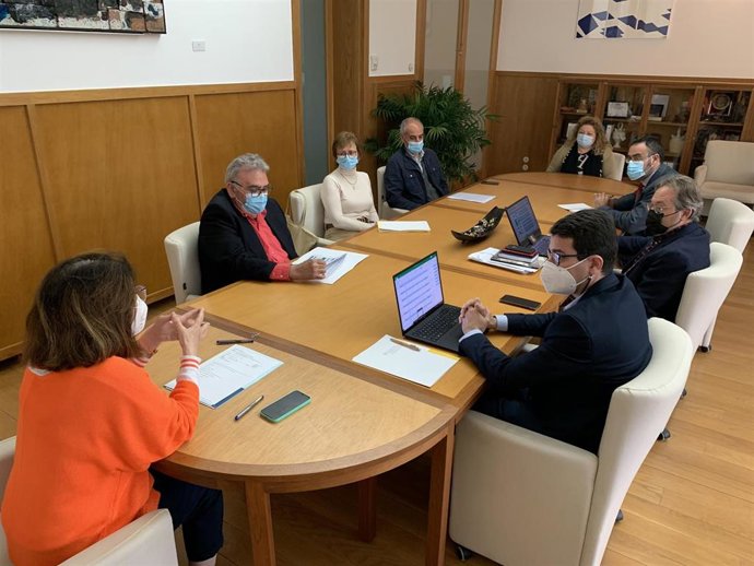 Archivo - Amparo Navarro preside la primera reunión de trabajo para la implantación de Medicina en la UA (archivo)