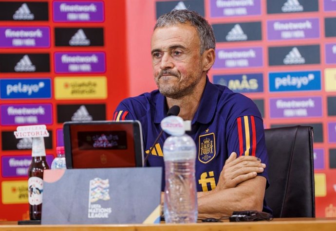 Archivo - El seleccionador nacional Luis Enrique Martínez durante una rueda de prensa