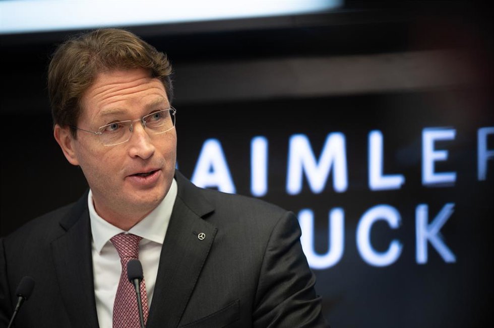 Archivo - FILED - 10 December 2021, Hessen, Frankfurt_Main: Ola Kaellenius, Chairman of the Board of Management of Daimler AG, speaks during the IPO of commercial vehicle manufacturer Daimler Truck. Photo: Sebastian Gollnow/dpa