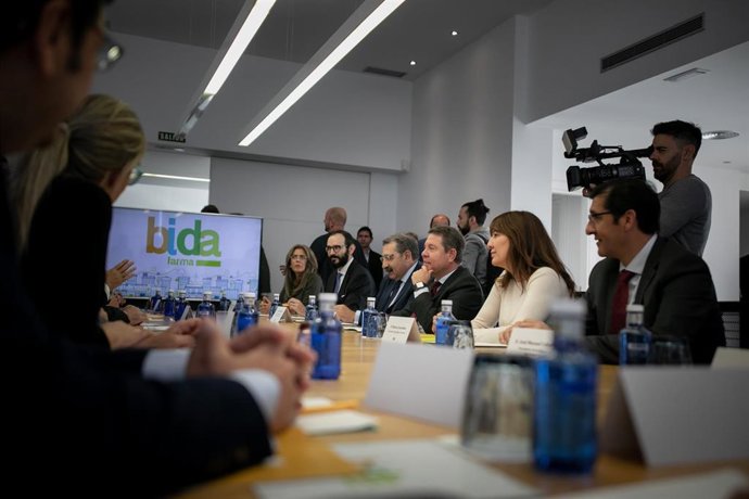 El presidente autonómico, Emiliano García-Page, visita las instalaciones de la cooperativa farmacéutica Bidafarma.