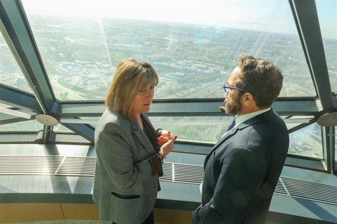 La alcaldesa de L'Hospitalet de Llobregat (Barcelona), Núria Marín, y el conseller de Territorio de la Generalitat, Juli Fernández,