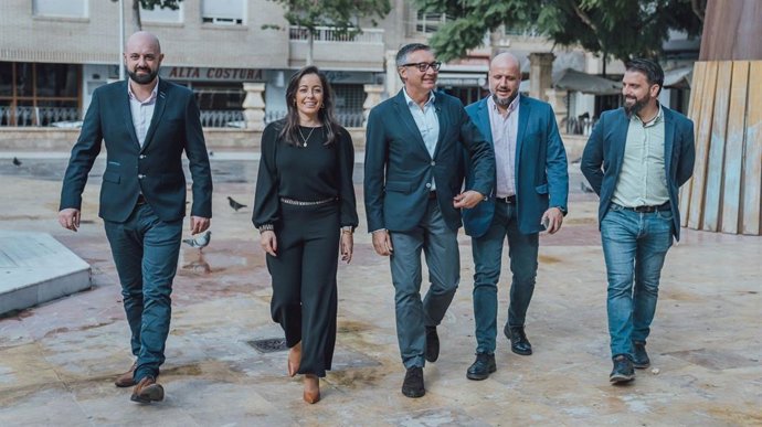 Visita del portavoz parlamentario de Vox en Andalucía, Manuel Gavira (en el centro de la imagen), a Almería.