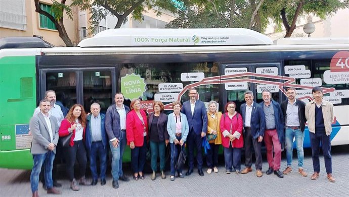 El alcalde de Palma, José Hila, estrena la nueva línea de la EMT Palma Eixample-Transversal.