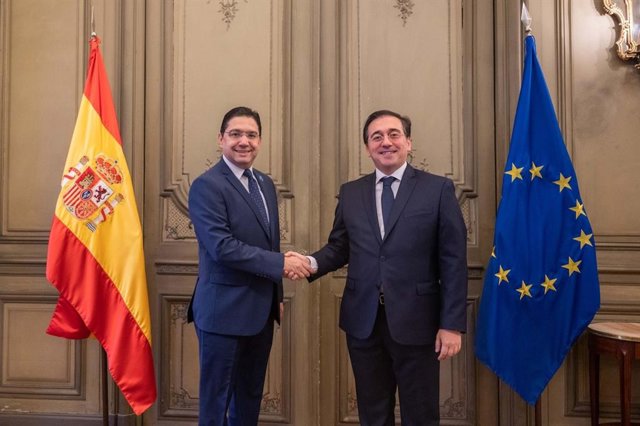 El ministro de Asuntos Exteriores, José Manuel Albares, y su homólogo de Marruecos, Naser Burita, se reúnen en París