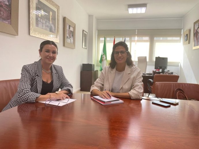La delegada de Justicia, Raquel López (izda.), y la asesora de programas del Instituto Andaluz de la Juventud, Carmen María Arcos.