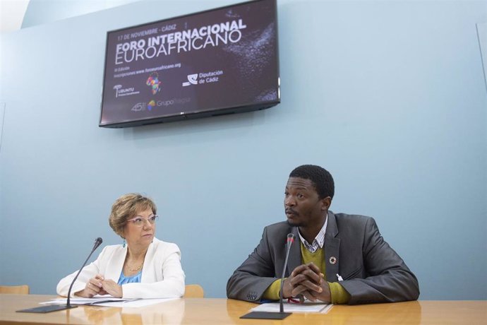 La vicepresidenta tercera, Carmen Collado, y el presidente del Foro Internacional Euroafricano, Yiboula Emmanuel Bazie, en Cádiz