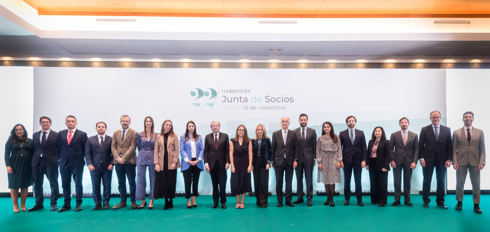 Foto de familia con los nuevos socios del despacho de abogados Garrigues