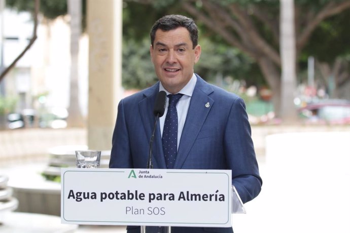 El presidente de la Junta de Andalucía, Juanma Moreno, atiende a los medios en Almería.