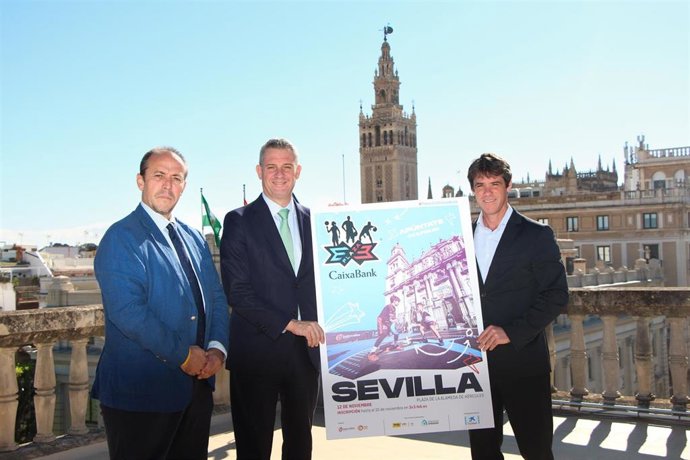 El delegado de Deportes, David Guevara, con Ignacio Blasco, director comercial de CaixaBank en Sevilla, y Aníbal Méndez delegado de la Federación Andaluza de Baloncesto en Sevilla.