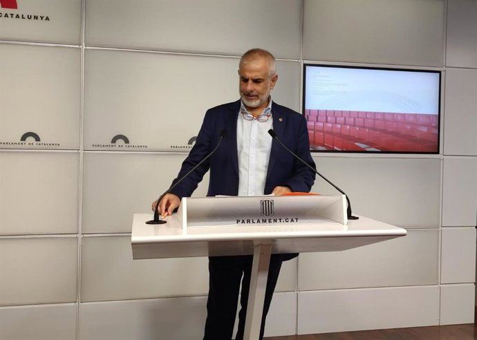 El líder de Cs en Catalunya, Carlos Carrizosa, en rueda de prensa en el Parlament.